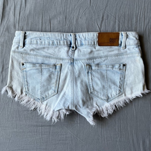 Zara Trafaluc Short Shorts, light denim wash distressed - Picture 2 of 4